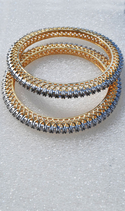 PAIR OF BANGLES