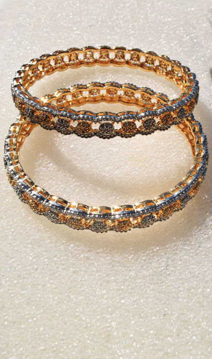 PAIR OF BANGLES