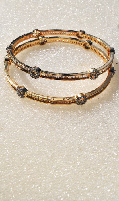 PAIR OF BANGLES